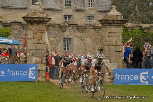 The peloton in the midst of the unique Tro-Bro Leon parcours.