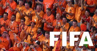 11月25日，在卡塔尔多哈哈利法国际体育场，荷兰球迷在2022年卡塔尔世界杯A组对阵厄瓜多尔的比赛中欢呼。