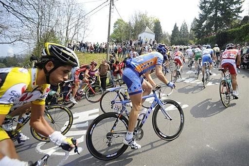 The peloton climbs the Mur de Huy