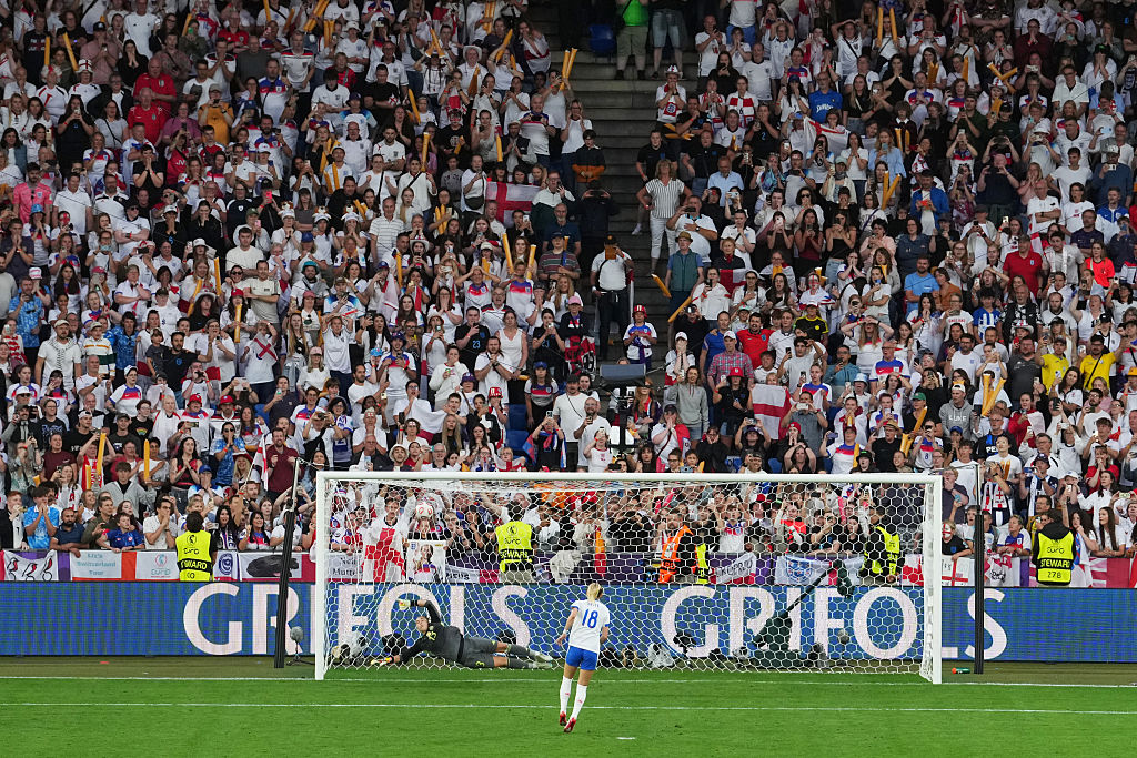 Chloe Kelly&#039;s winning penalty for England against Spain in the Euro 2025 final shootout
