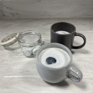 Cleaning a stained mug with denture tablets