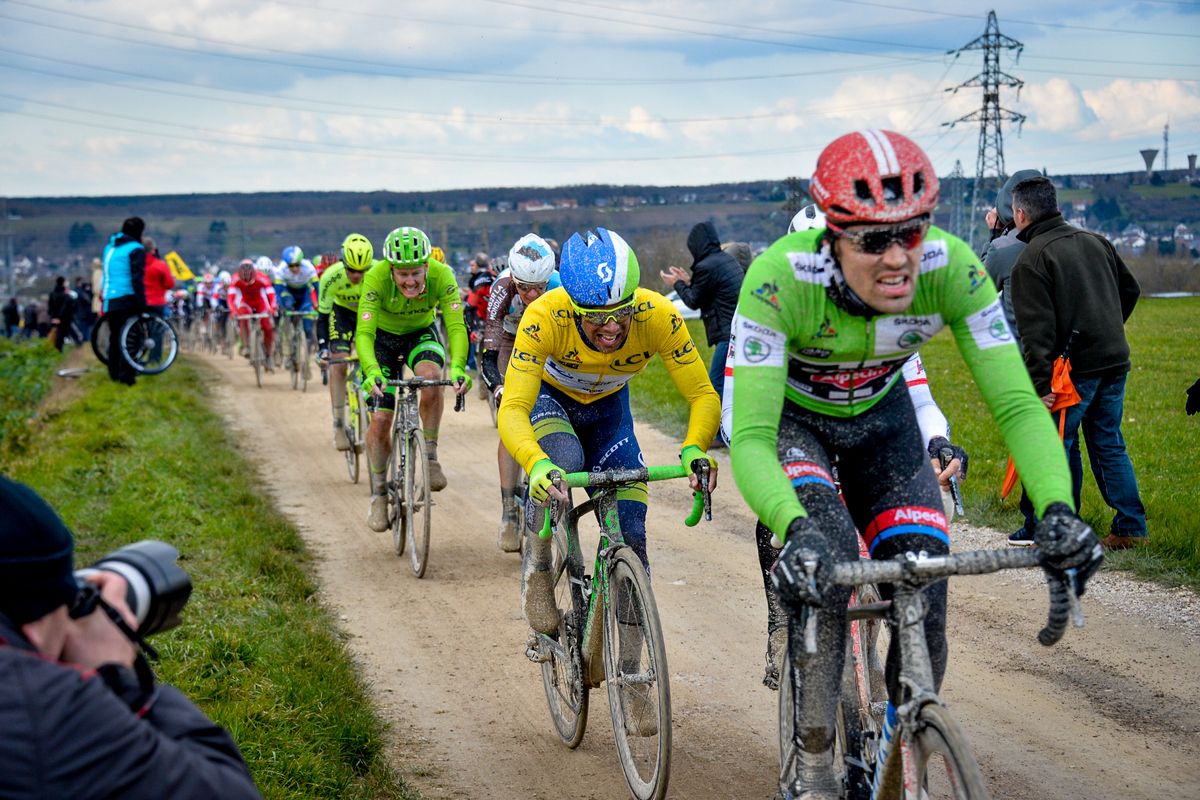 Tom Dumoulin leading Michael Matthews over the gravel roads
