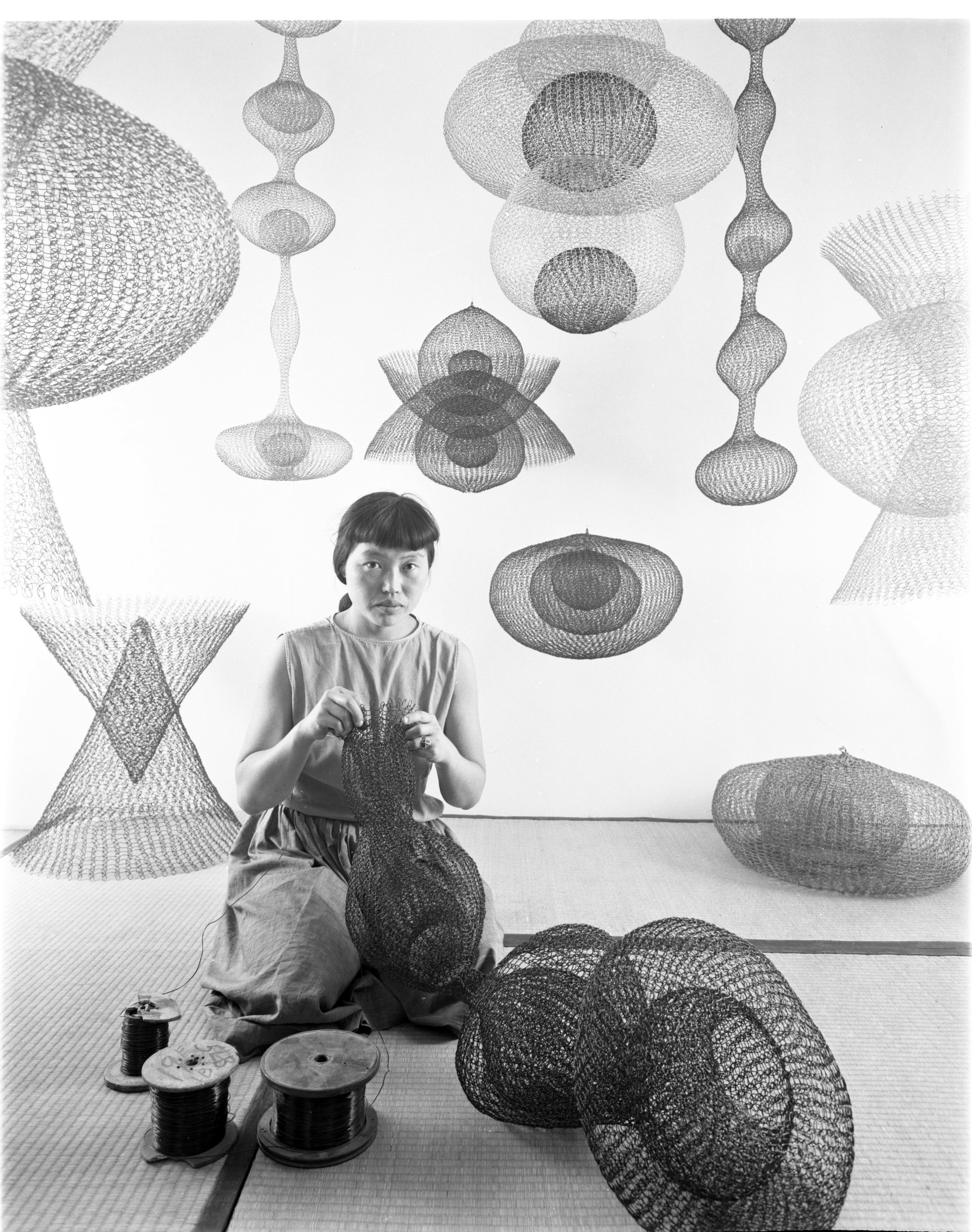 Ruth Asawa making wire sculptures