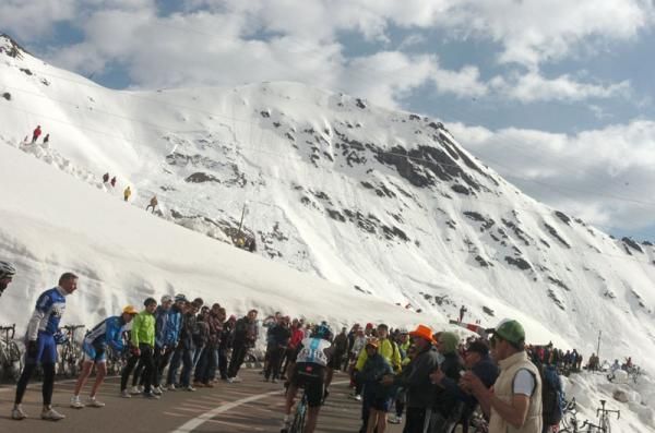 Juan Antonio Flecha climbs up the Stelvio