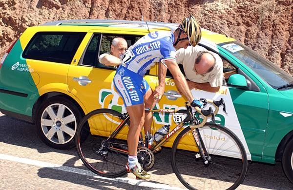 Paolo Bettini (Quick.Step) gets his knee seen to