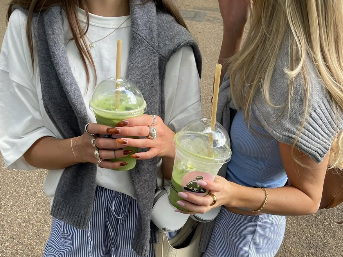 Idea of ​​women wearing sweater styling in summer 2025.