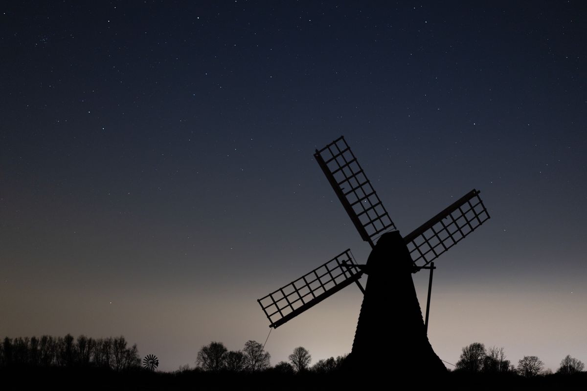 A wind pump against the night sky shot with a Canon RF 85mm f/1.2L USM lens