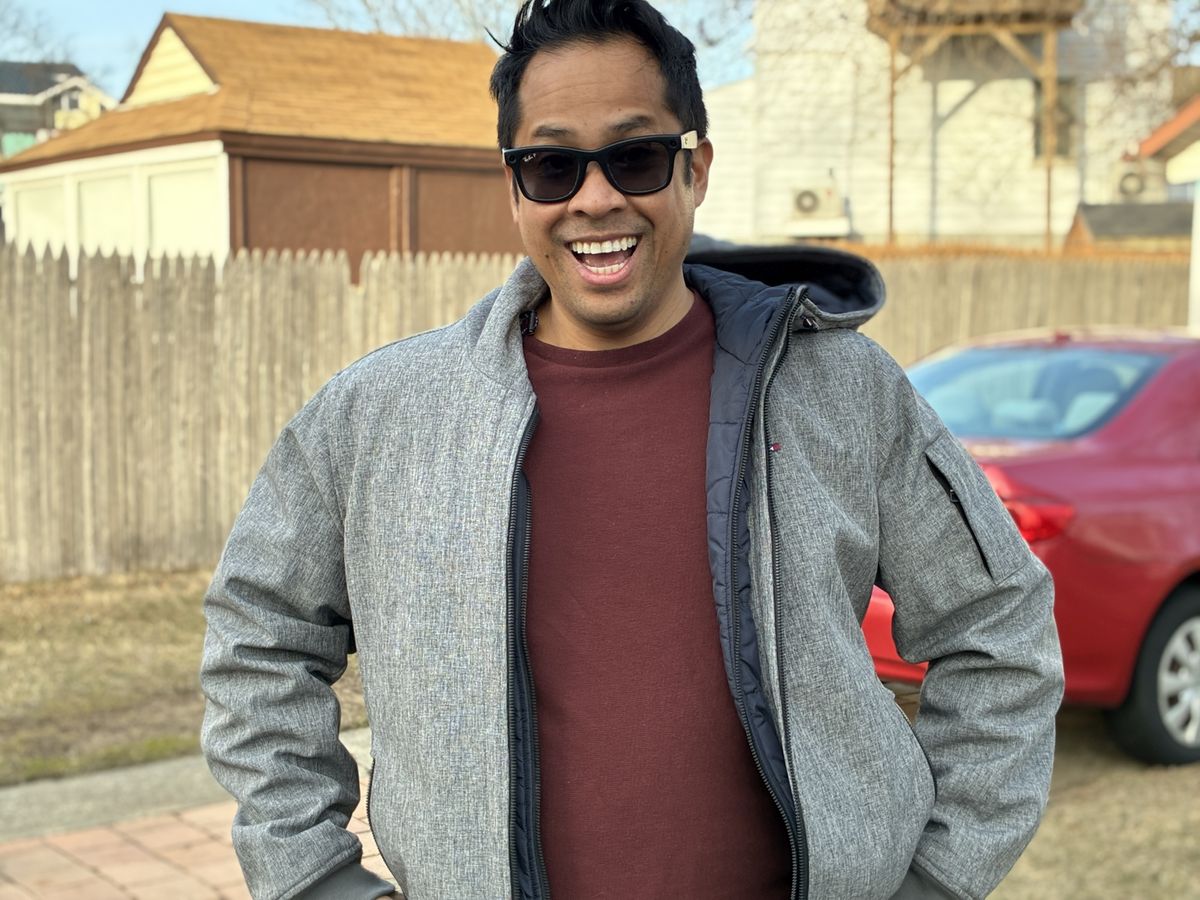 Apple iPhone 16e portrait sample.