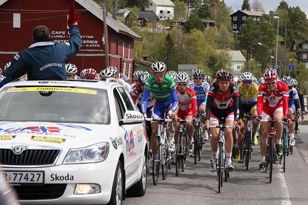 The peloton rolls out of Geilo at the start of the second stage.