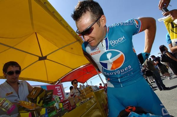 Thomas Voeckler (Bbox Bouygues Telecom) takes food for the stage.