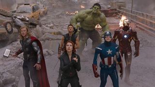 Los superhéroes titulares mirando al cielo en la película Vengadores de Marvel