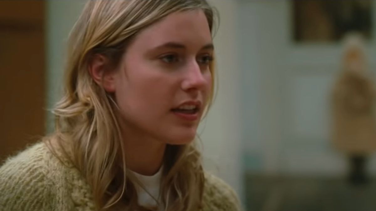 Greta Gerwig looking concerned in conversation in Greenberg.