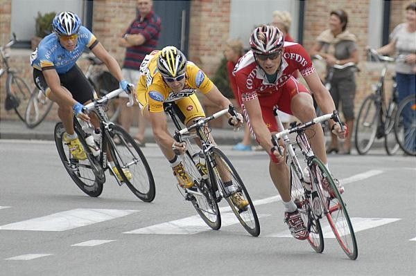 Frank Hoj (Cofidis) leads through the turn.