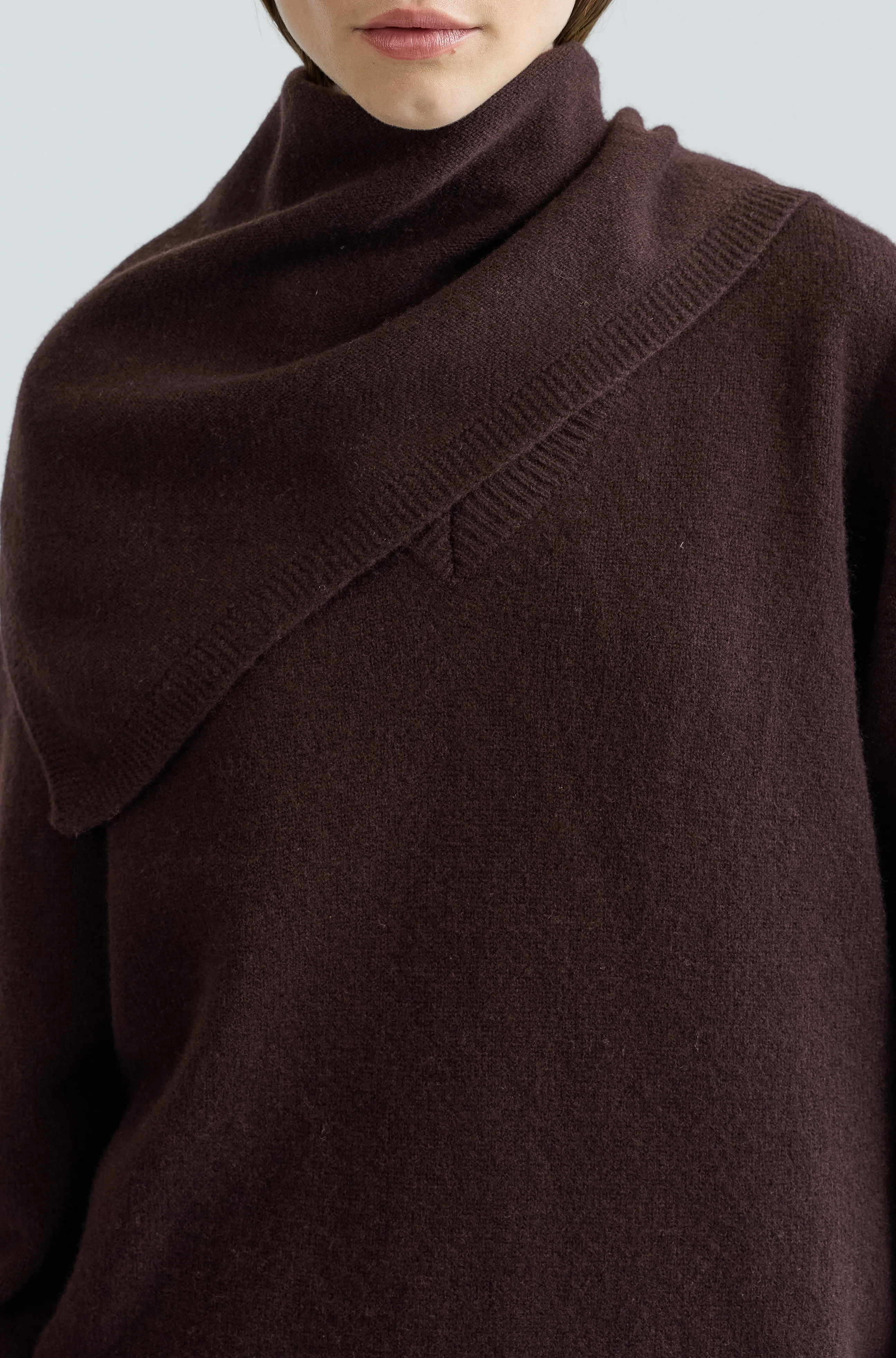 An image of a triangle scarf by Almina Concept