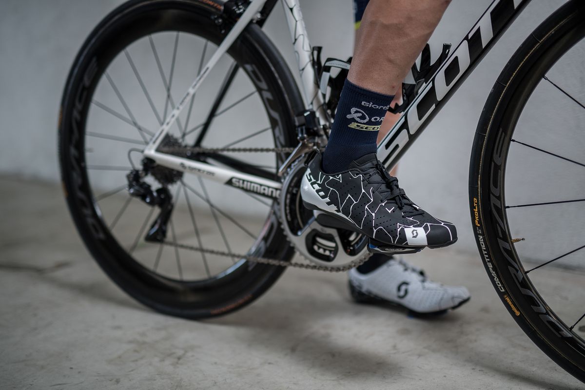 Simon Yates' Scott RC shoes will match his bike