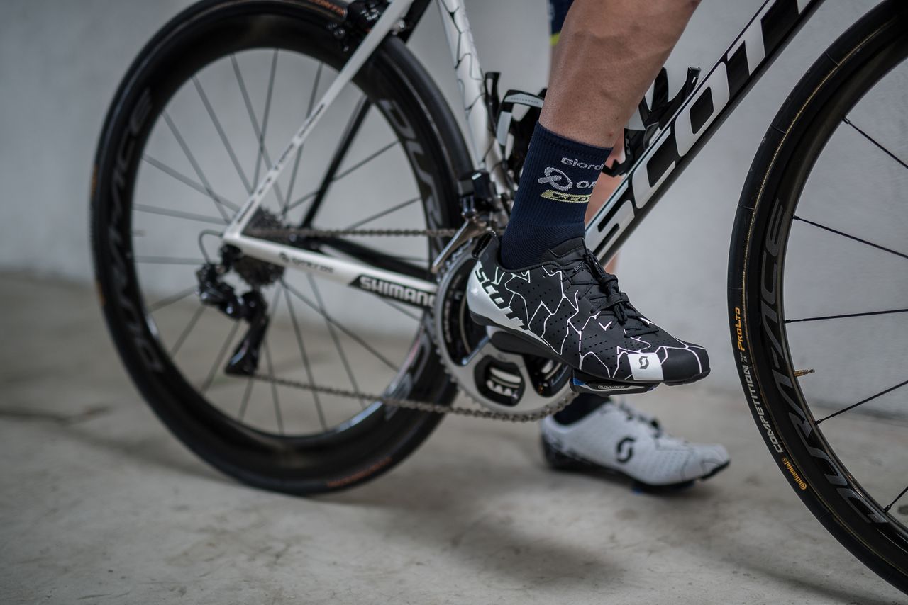 Simon Yates' Scott RC shoes will match his bike