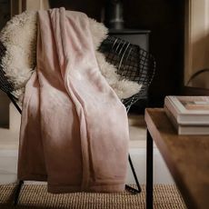 Dreamland heated throw in pink