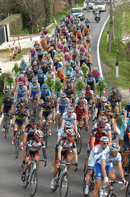 The Tirreno-Adriatico peloton started in sunshine, but that would change on the final lap