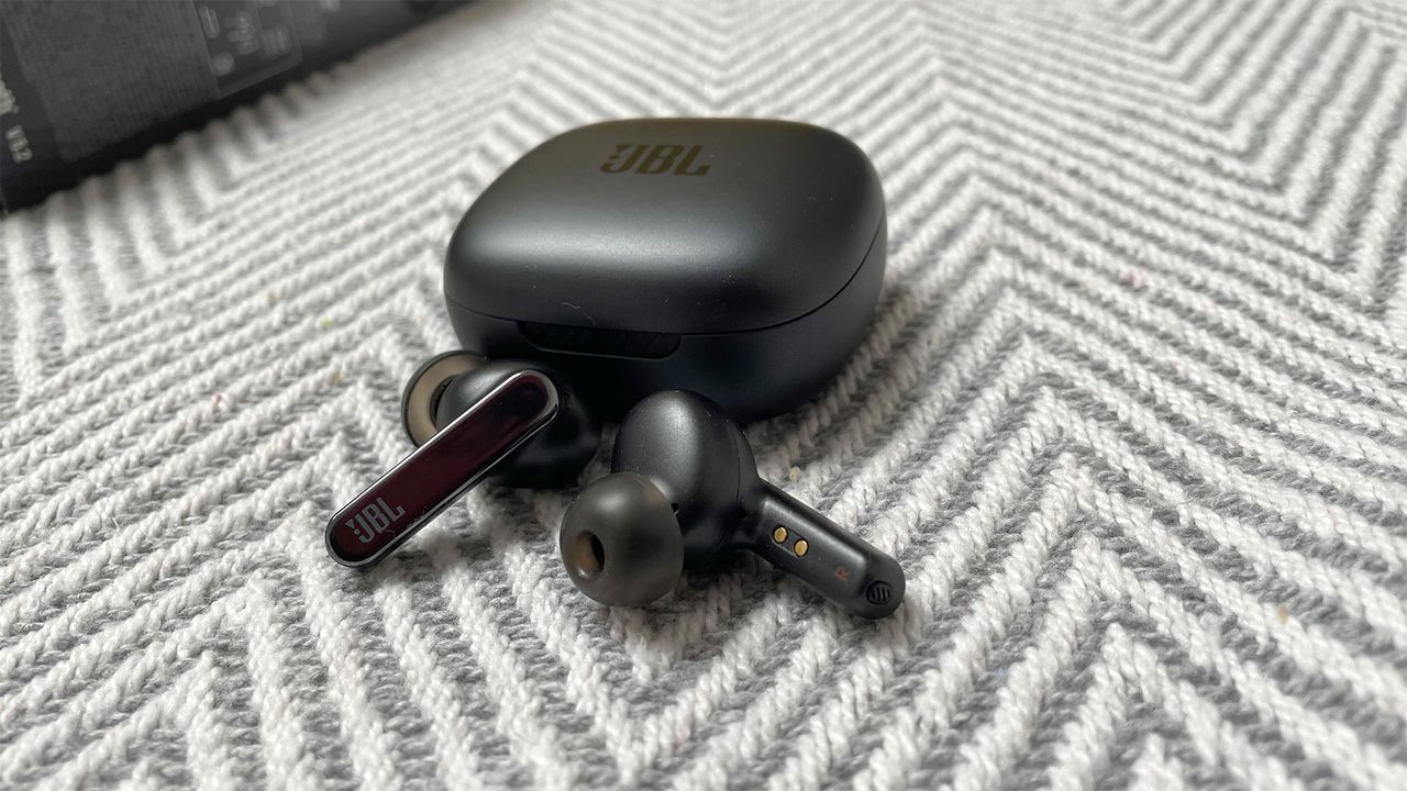 JBL Live Pro 2 TWS placed on an zig zag cover
