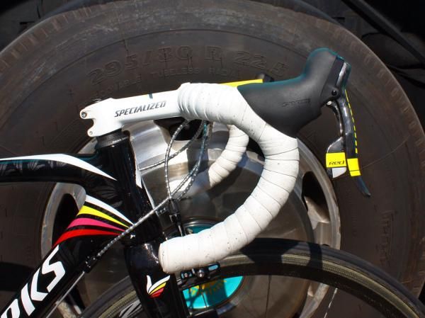 Contador prefers a semi-anatomic bar bend wrapped with what are consistently some of the finest tape jobs in the business, courtesy of team mechanic Faustino Munoz.