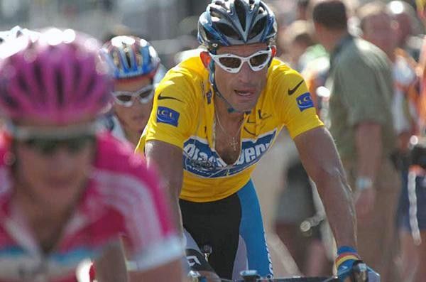 George Hincapie (Discovery Channel) rolls across the line