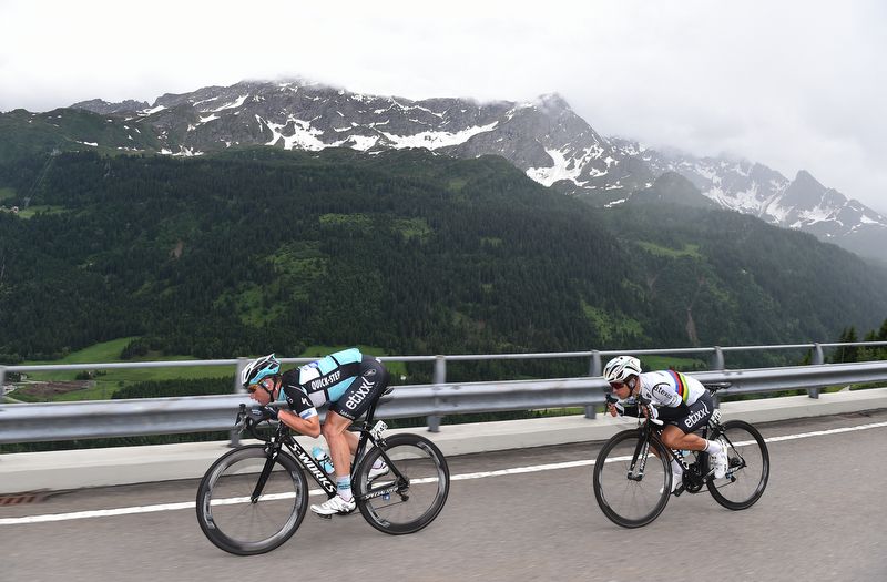 The contrasting descending style of Mark Renshaw and Michał Kwiatkowski (Etixx-Quick Step)