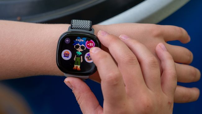Фитнес-трекер Fitbit Ace LTE упал в цене до исторического минимума, делая вашего ребенка самым крутым на игровой площадке перед началом учебного года