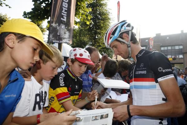 Fr&auml;nk Schleck meets the crowd