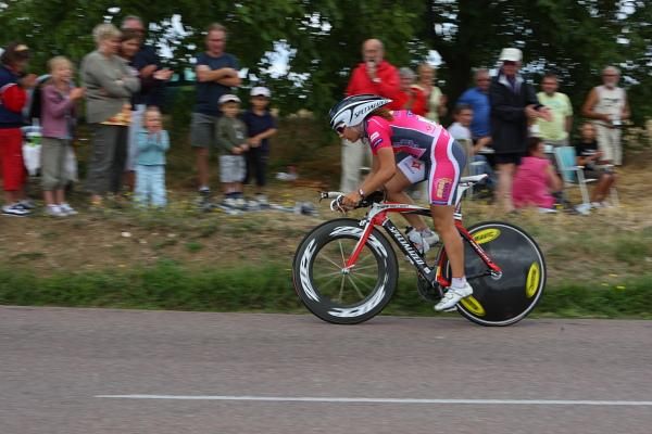 Roxanne Fournier (Esgl 93 - Gsd Gestion) passes spectators on the climb from Le Cave.