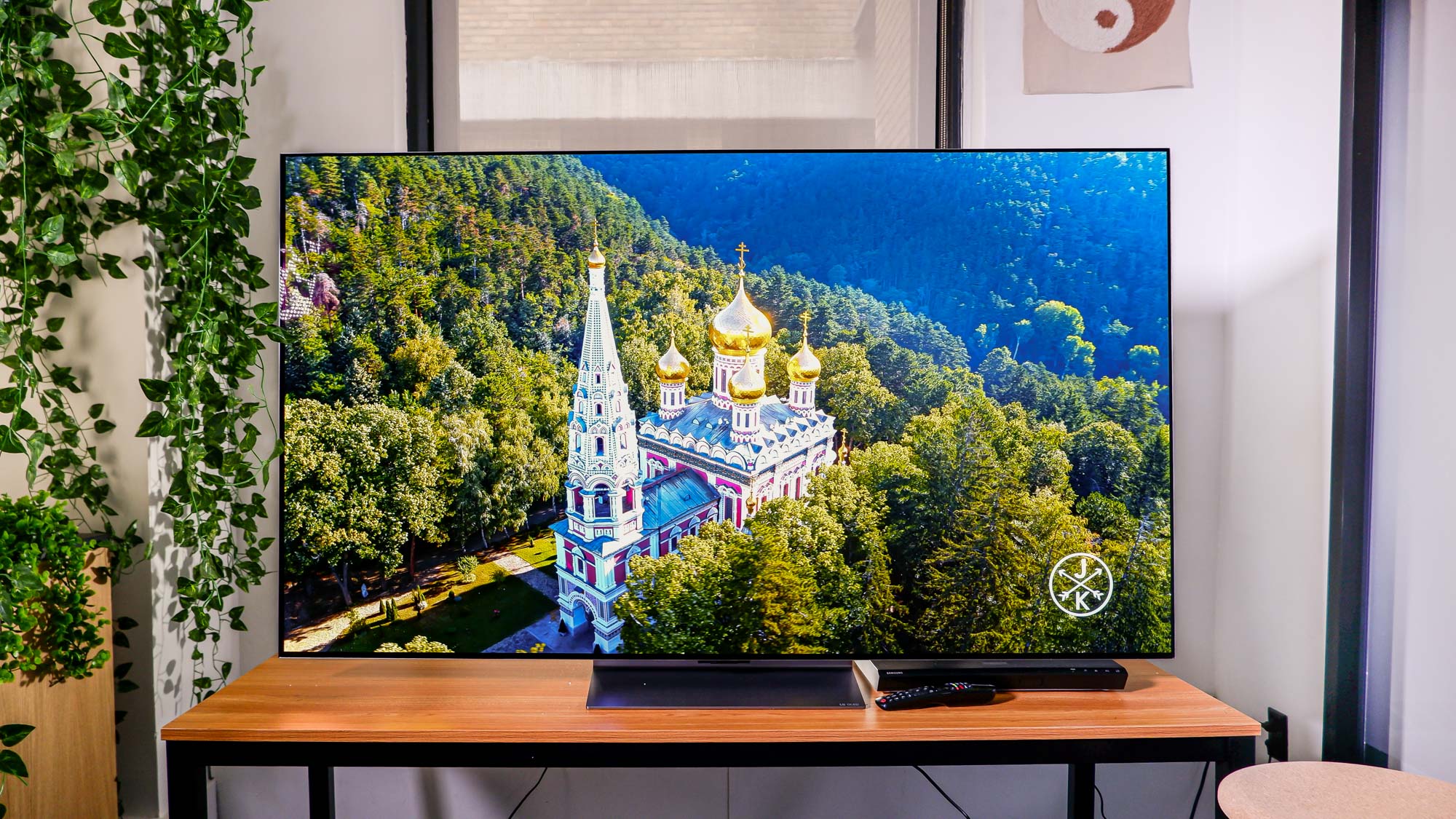 Telewizor LG G2 OLED na stojaku telewizyjnym