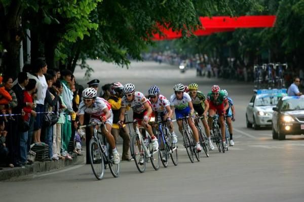 The break pass through the leafy town of Qionghai.