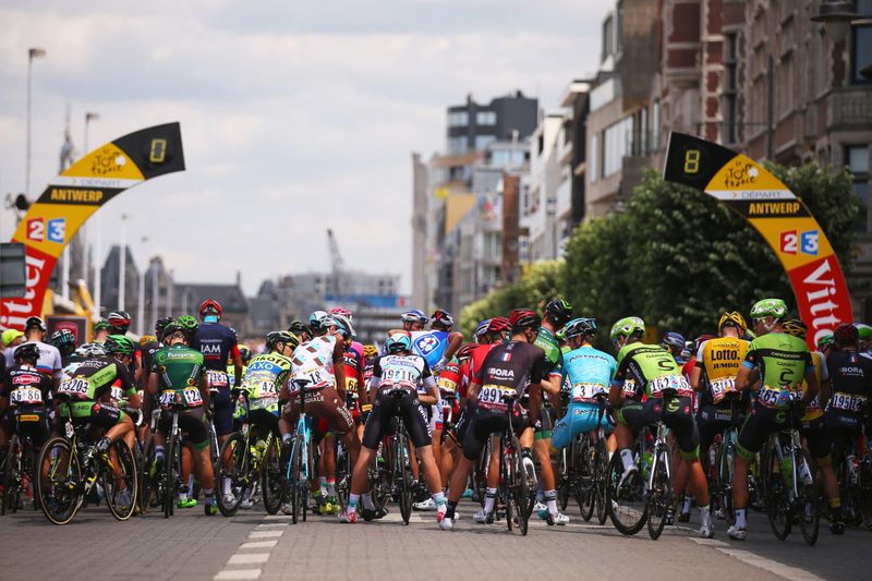 Rider chat before rolling out for stage 2