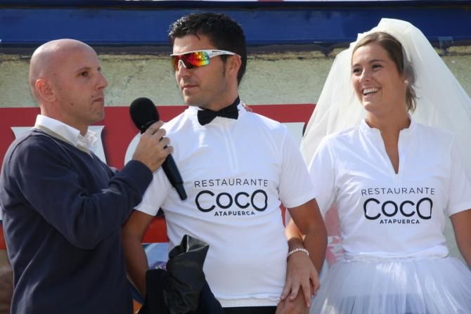Restaurante Coco is one of the sponsors of the Vuelta a Burgos. It took a bridal couple, dressed in cycling-like suits, to the start of the race