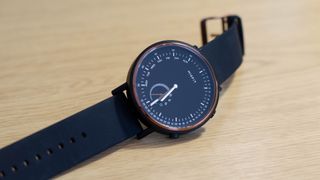 Voici la Misfit Command, une montre subtile et élégante avec notifications, suivi de la condition physique et une batterie qui peut tenir un an. 