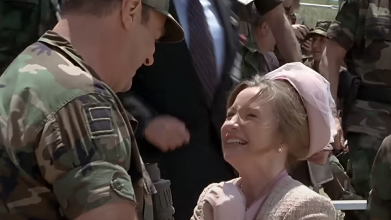 Debra Jo Rupp sonriendo en Sgt. bilko