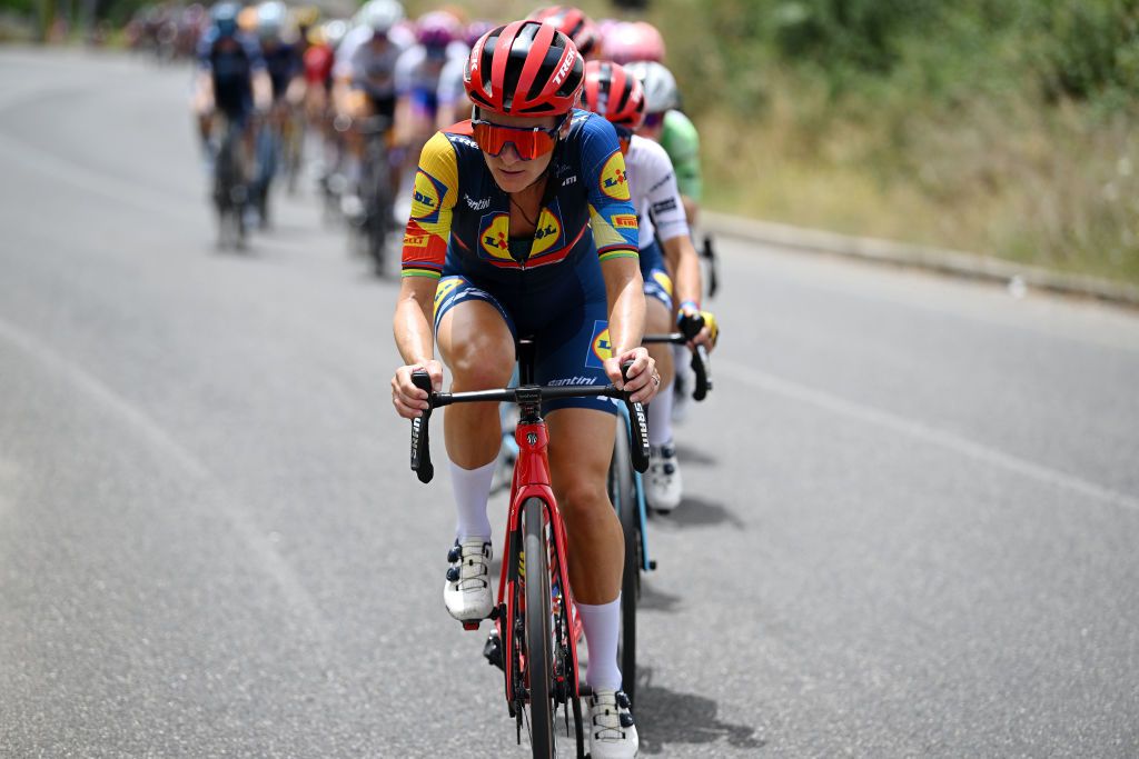 SASSARI ITALY JULY 08 Elizabeth Deignan of The United Kingdom and Team Lidl Trek leads the peloton during the 34th Giro dItalia Donne 2023 Stage 8 a 1257km stage from Nuoro to Sassari UCIWWT on July 08 2023 in Sassari Italy Photo by Dario BelingheriGetty Images