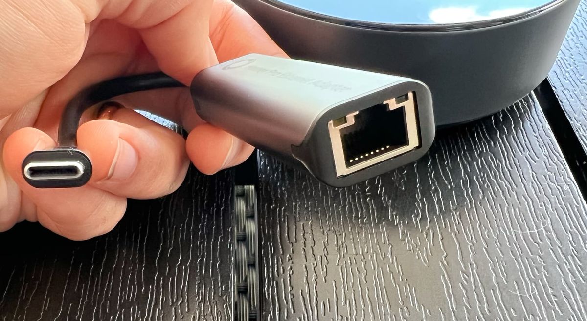 Homey Pro med ethernet-adapter p&aring; bord p&aring; bord