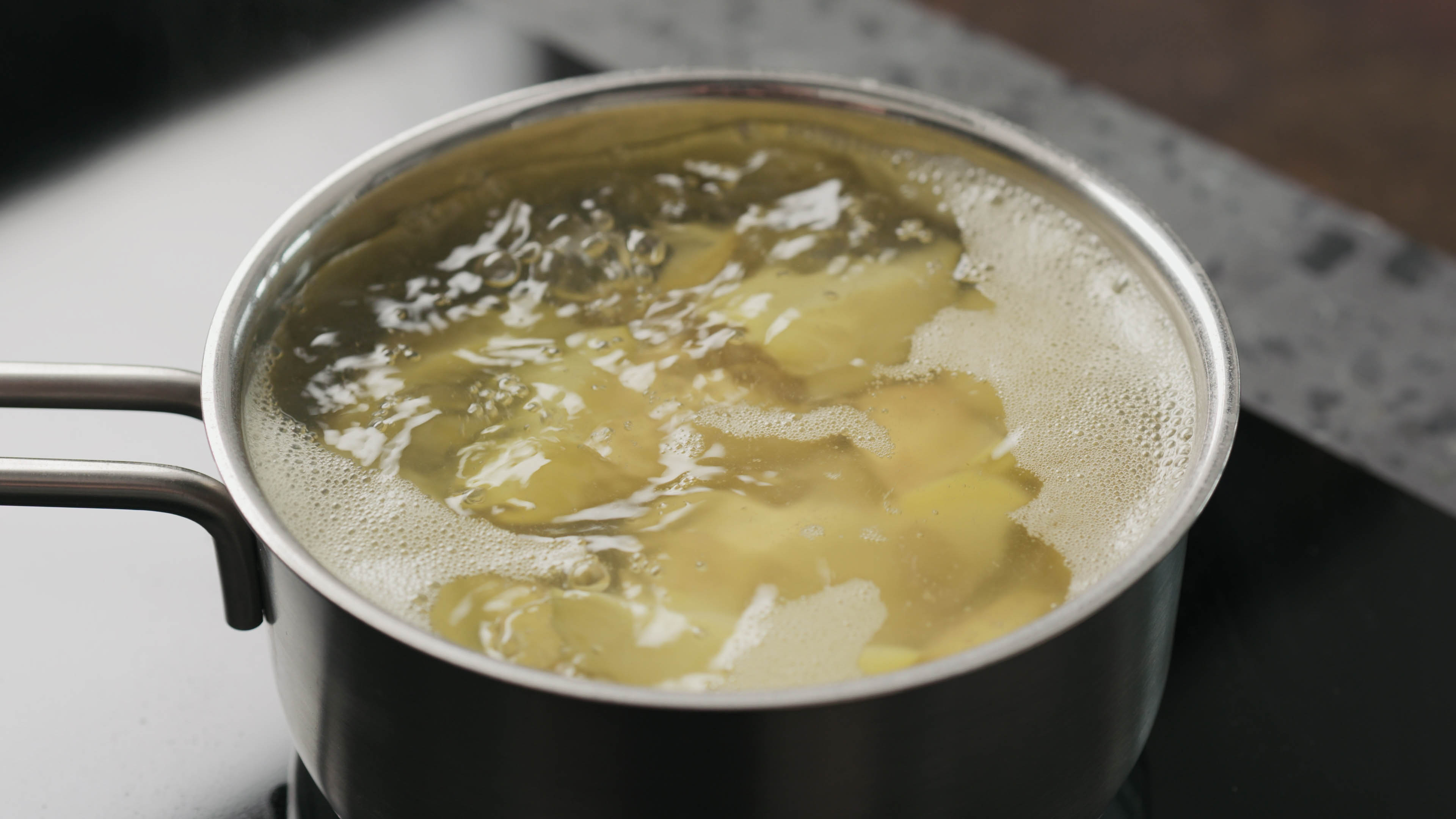 Kartoffelwasser im kochenden Topf