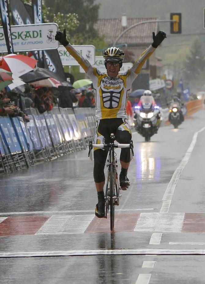 Marco Pinotti won stage 5 in a heavy downpour at the 2009 Tour of the Basque Country