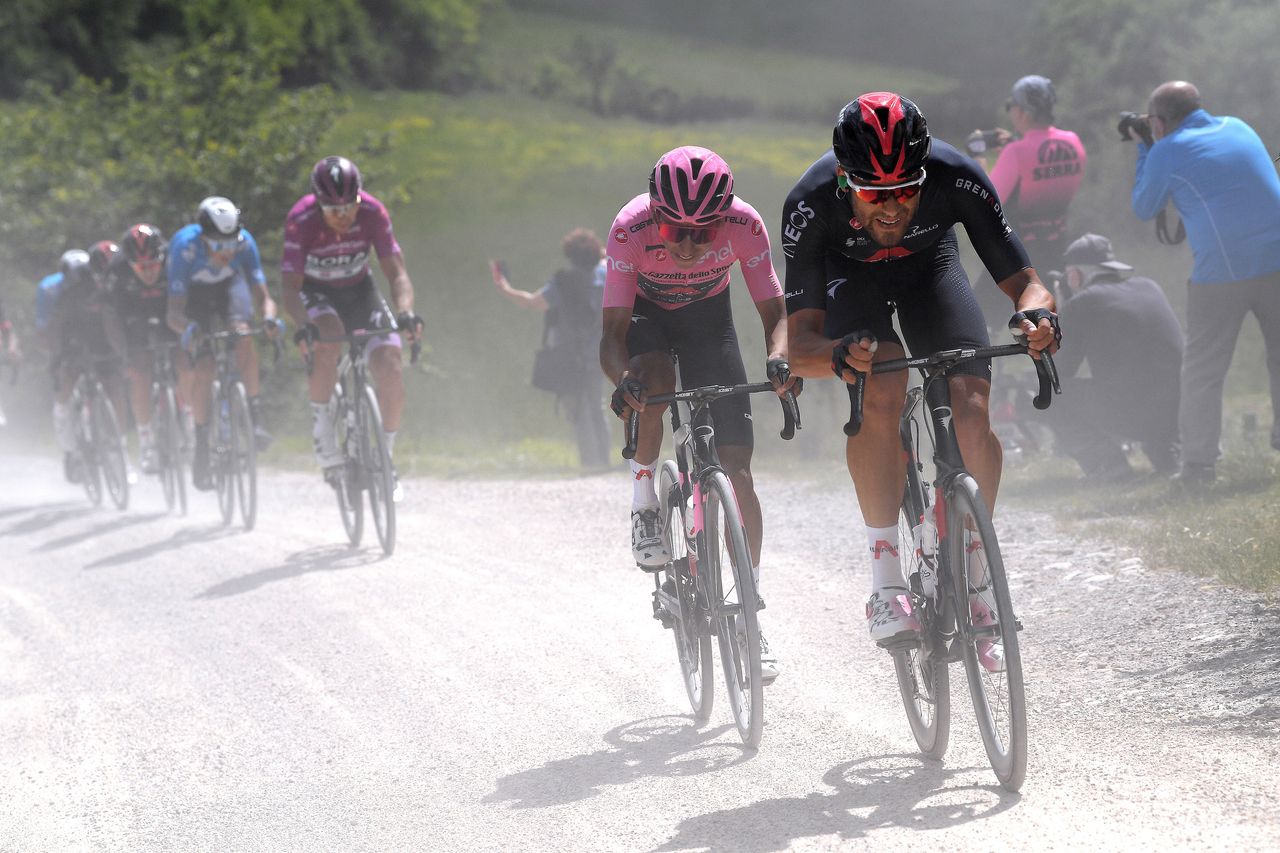 Filippo Ganna leading Egan Bernal on the gravel at the Giro d&#039;Italia 2021