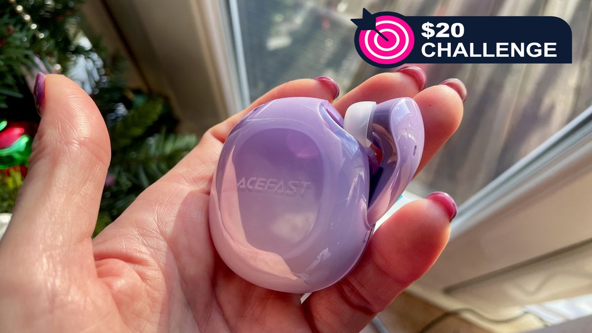 AceFast T9 held in a hand with TR&#039;s &#039;$20 challenge&#039; badge 