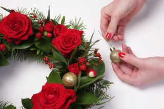 How to make a floral Christmas wreath with baubles