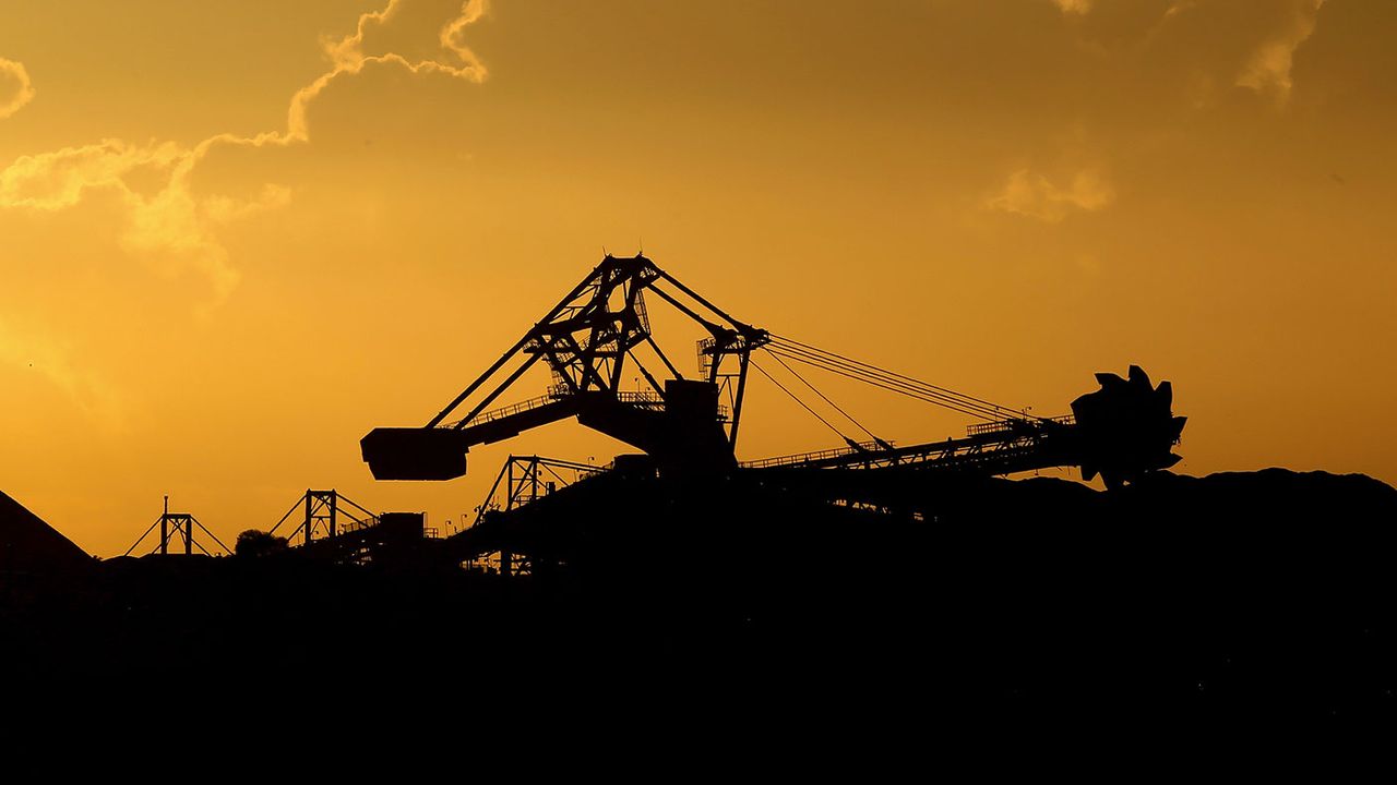 Coal bucket excavator 