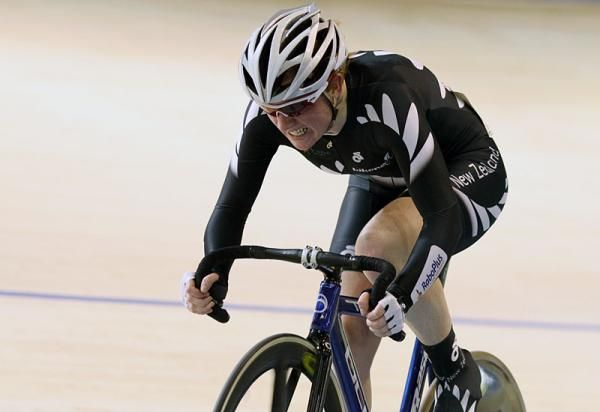 Lauren Ellis (New Zealand) puts the hammer down and attacks with three laps to go to upgrade her bronze medal into a silver one.