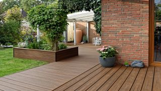 Composite decking with a wide planting bed featured in the middle of the design
