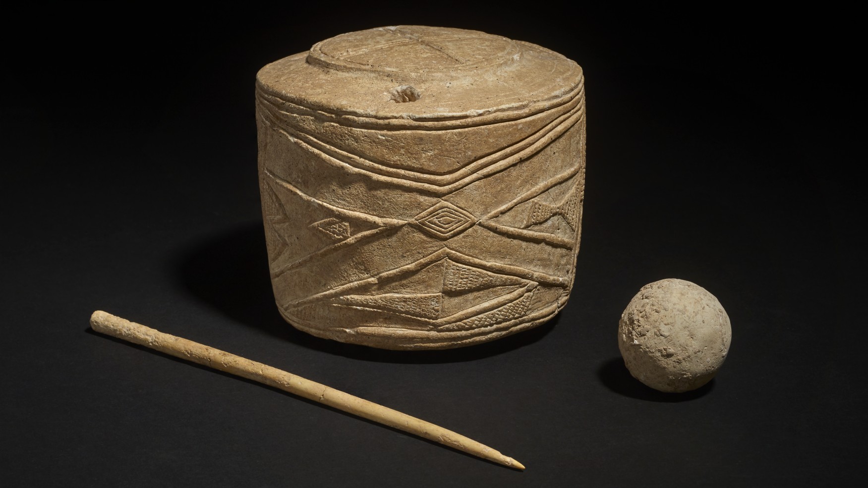 बच्चे के दफन के साथ चाक की मूर्ति, हड्डी की पिन और गेंद मिली।  वे लगभग 5,000 साल पहले के हैं।