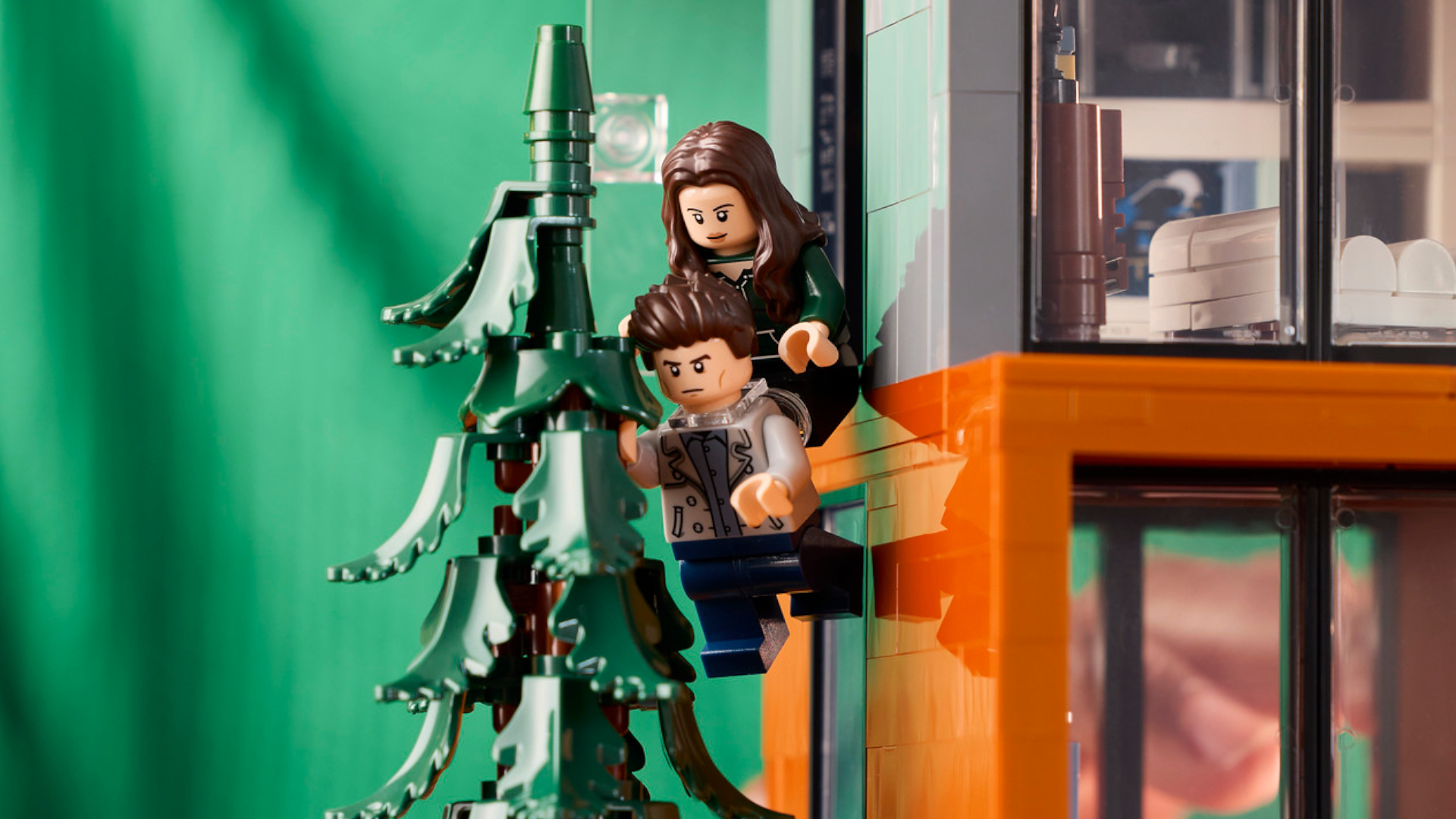 Lego Twilight minifigures 'climbing' a tree outside the house kit