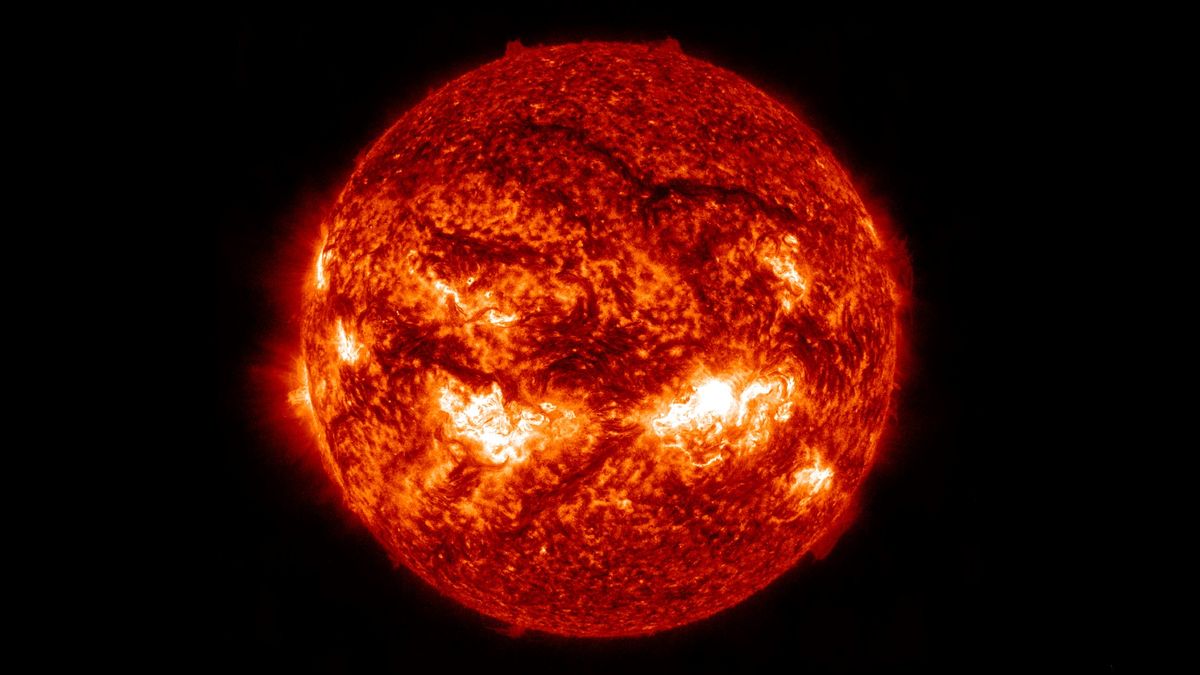 Sun fires X-class solar flare, launches third coronal mass ejection toward Earth in a week (video)