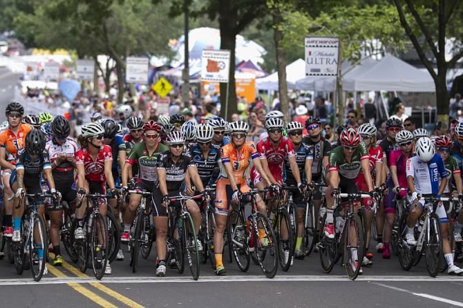 The women's field lines up