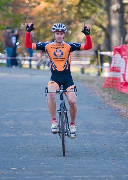 After being in second for most of the day, a late race mechanical for Luca Damiani (Kenda) allowed Valentin Scherz (Cyfac) to take the victory.